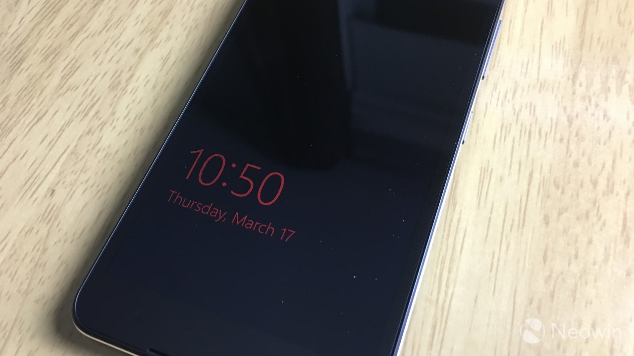 Он обеспечивает яркие цвета и глубокий черный цвет, которые вы ожидаете от OLED-панели;  однако, в отличие от Lumia 930 и Icon, он обеспечивает Glance - функцию, которую такие пользователи Windows Phone, как я, знают и любят
